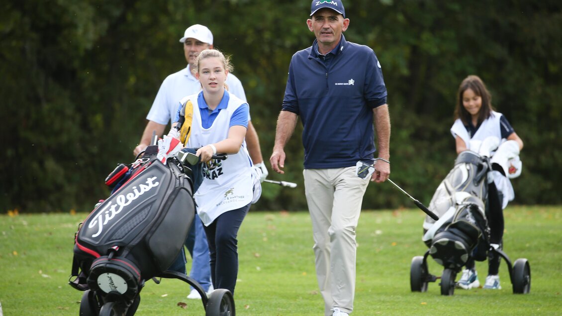 Eine Gruppe von Golfern geht über ein Golfplatz. Zwei Spielerinnen tragen Golftaschen, während ein Trainer mit ihnen geht. | © GEPApictures
