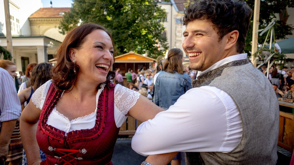 Zwei Menschen in Tracht tanzen lachend beim Aufsteirern-Fest in Graz. | © Ivents Kulturagentur-Erwin Scheriau