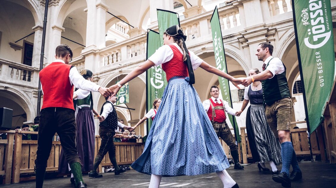 Trachtengruppe tanzt im Kreis auf einer Bühne beim steirischen Aufsteirern-Fest in Graz. | © Ivents Kulturagentur-Ulrike Rauch