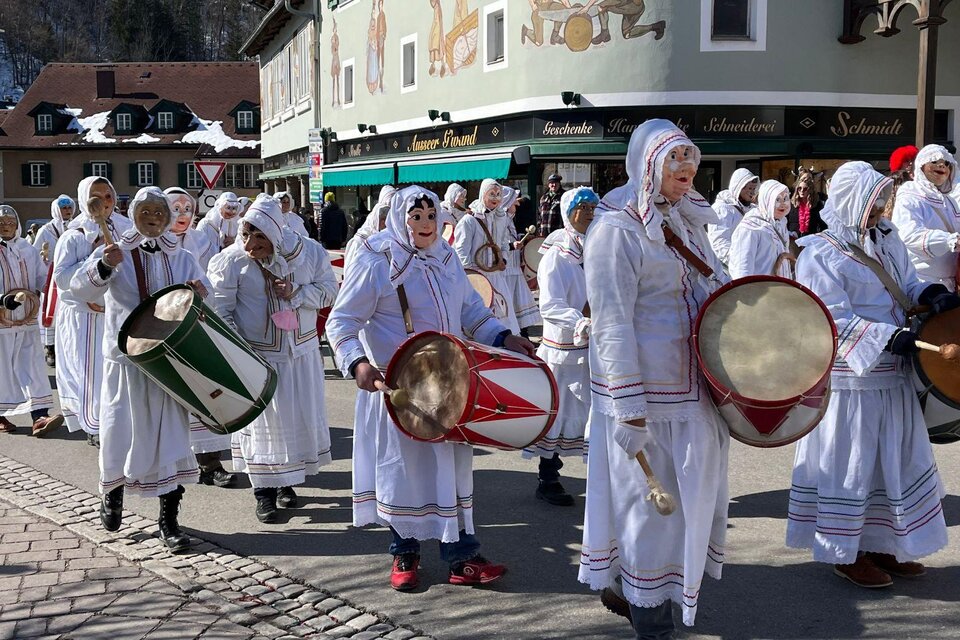 <p>Der traditionelle Umzug der Arbeitertrommelweiber in ihren weißen Nachthemden mit Schlafhauben und Masken. Die Teilnehmer trommeln und marschieren zur Zeit des Ausseer Faschings durch Bad Aussee.</p> | © TVB Ausseerland Salzkammergut_Nathalie Schröttenhamer