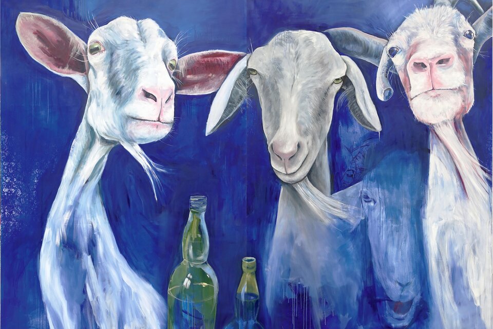 Das ausdrucksstarke Kunstwerk „Blaublaublau“ von Uta Heinecke zeigt drei Ziegen mit neugierigen, beinahe menschlichen Gesichtsausdrücken vor einem intensiv blauen Hintergrund. Die hellen Farbtöne der Tiere bilden einen spannenden Kontrast zum kräftigen Blau. Zwei grüne Flaschen im Vordergrund verleihen dem Gemälde eine humorvolle und zugleich geheimnisvolle Note. Zu sehen in der Kunsthalle Feldbach. | © millstART & Bildrecht GmbH