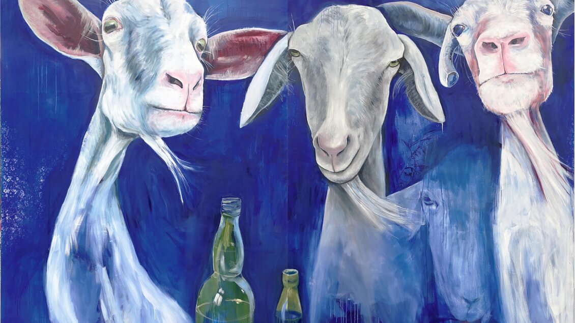 Das ausdrucksstarke Kunstwerk „Blaublaublau“ von Uta Heinecke zeigt drei Ziegen mit neugierigen, beinahe menschlichen Gesichtsausdrücken vor einem intensiv blauen Hintergrund. Die hellen Farbtöne der Tiere bilden einen spannenden Kontrast zum kräftigen Blau. Zwei grüne Flaschen im Vordergrund verleihen dem Gemälde eine humorvolle und zugleich geheimnisvolle Note. Zu sehen in der Kunsthalle Feldbach. | © millstART & Bildrecht GmbH