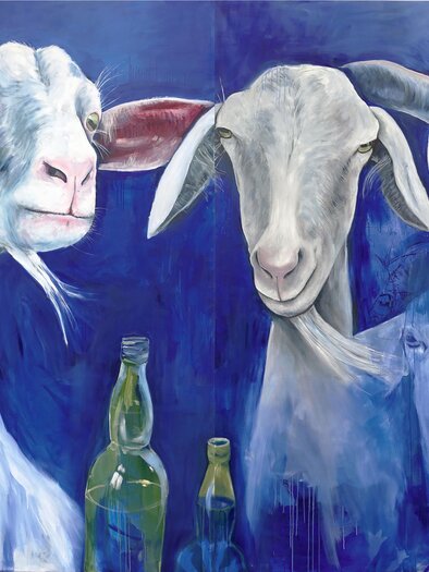 Das ausdrucksstarke Kunstwerk „Blaublaublau“ von Uta Heinecke zeigt drei Ziegen mit neugierigen, beinahe menschlichen Gesichtsausdrücken vor einem intensiv blauen Hintergrund. Die hellen Farbtöne der Tiere bilden einen spannenden Kontrast zum kräftigen Blau. Zwei grüne Flaschen im Vordergrund verleihen dem Gemälde eine humorvolle und zugleich geheimnisvolle Note. Zu sehen in der Kunsthalle Feldbach. | © millstART & Bildrecht GmbH