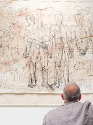 Zwei Besucher betrachten ein großformatiges zeitgenössisches Kunstwerk mit filigranen anatomischen Zeichnungen in der Galerie Helmut Hable in Straden – inspirierende Ausstellung, intensive Bildsprache und kulturelle Begegnungen in der Erlebnisregion Thermen- & Vulkanland. | © Robert Paul