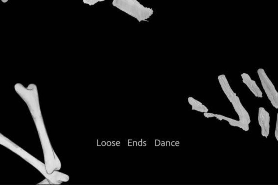 Ein künstlerisches Bild mit Knochenelementen auf schwarzem Hintergrund. In der Mitte steht der Text "Loose Ends Dance". | © Martina Steckholzer, Veronika Hauer