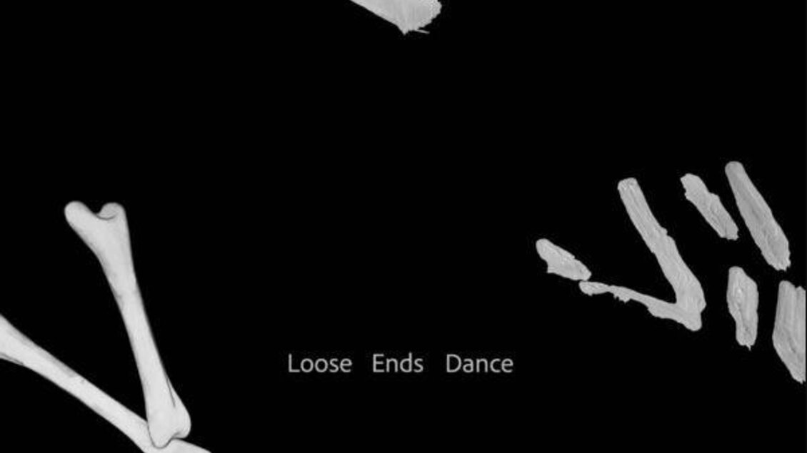 Ein künstlerisches Bild mit Knochenelementen auf schwarzem Hintergrund. In der Mitte steht der Text "Loose Ends Dance". | © Martina Steckholzer, Veronika Hauer