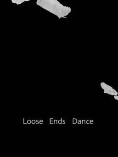 Ein künstlerisches Bild mit Knochenelementen auf schwarzem Hintergrund. In der Mitte steht der Text "Loose Ends Dance". | © Martina Steckholzer, Veronika Hauer