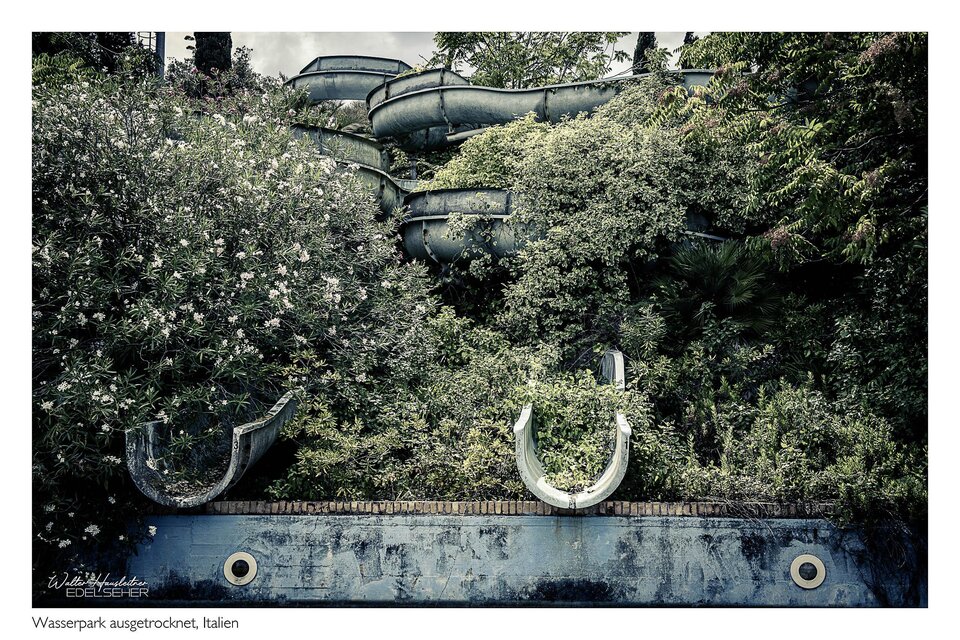 <p><p>Ein verlassener Wasserpark in Italien, überwuchert von Pflanzen und Büschen. Die Rutschen sind stark zerfallen und erinnern an vergangene Zeiten.Lost Places Fotografie von Dr.Walter Hausleitner.</p></p> | © Dr.Walter Hausleitner
