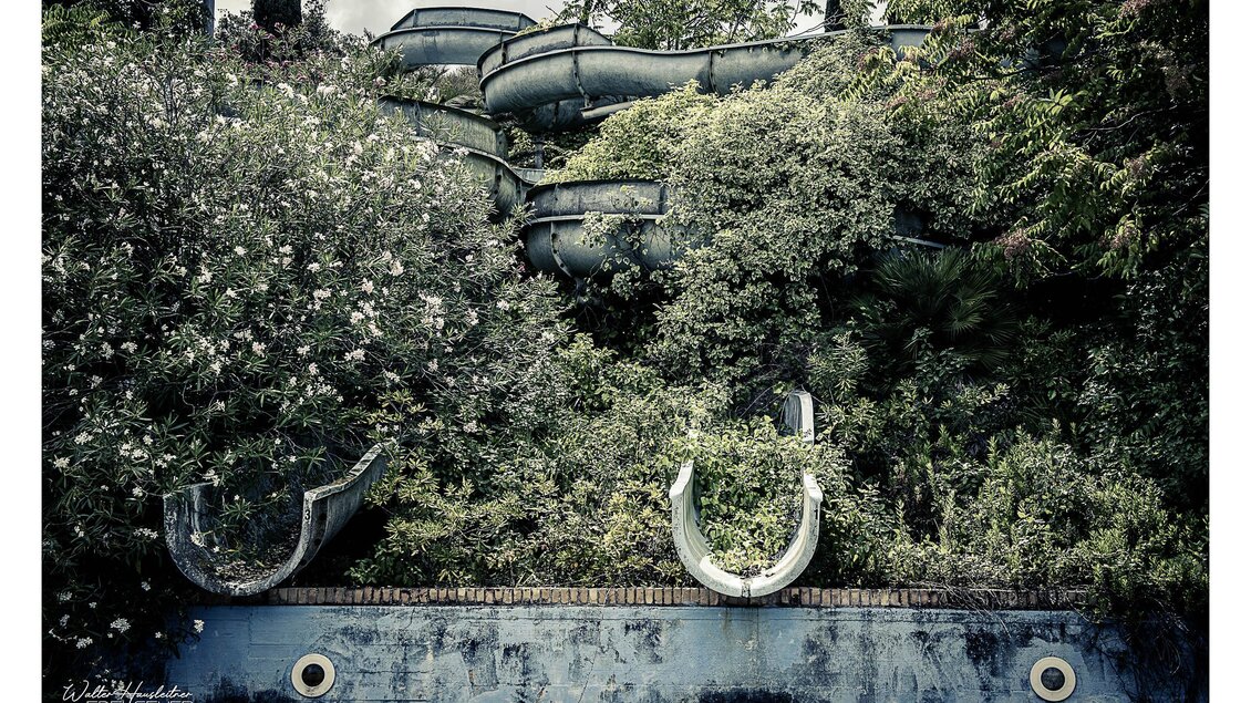 <p><p>Ein verlassener Wasserpark in Italien, überwuchert von Pflanzen und Büschen. Die Rutschen sind stark zerfallen und erinnern an vergangene Zeiten.Lost Places Fotografie von Dr.Walter Hausleitner.</p></p> | © Dr.Walter Hausleitner