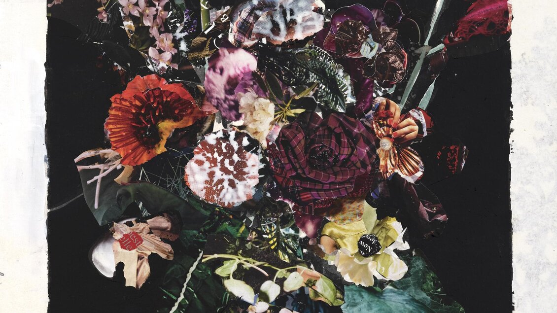Kunstvolle Collage aus floralen Motiven, Blüten und Naturformen in intensiven Farben vor dunklem Hintergrund – zeitgenössische Kunst von Gabi Trinkaus, kreative Ausdruckskraft und kulturelle Vielfalt in er Galerie Gölles in Fürstenfeld.   | © Michael Goldgruber