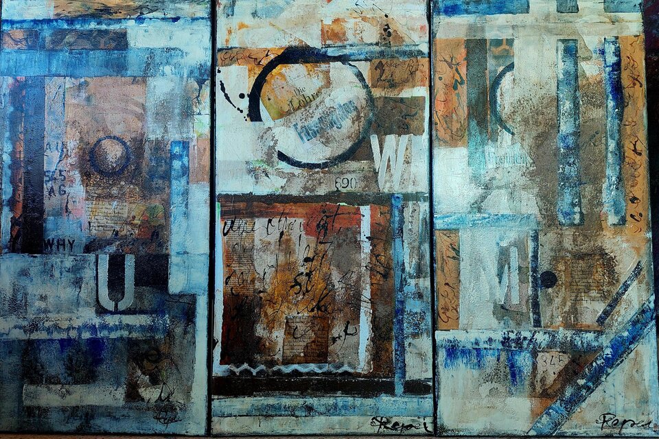 Abstraktes Triptychon „Der Weg“ mit Blau-, Beige- und Brauntönen sowie grafischen Formen in der Ausstellung Heimat(en) in Eggersdorf. | © Regina Peier