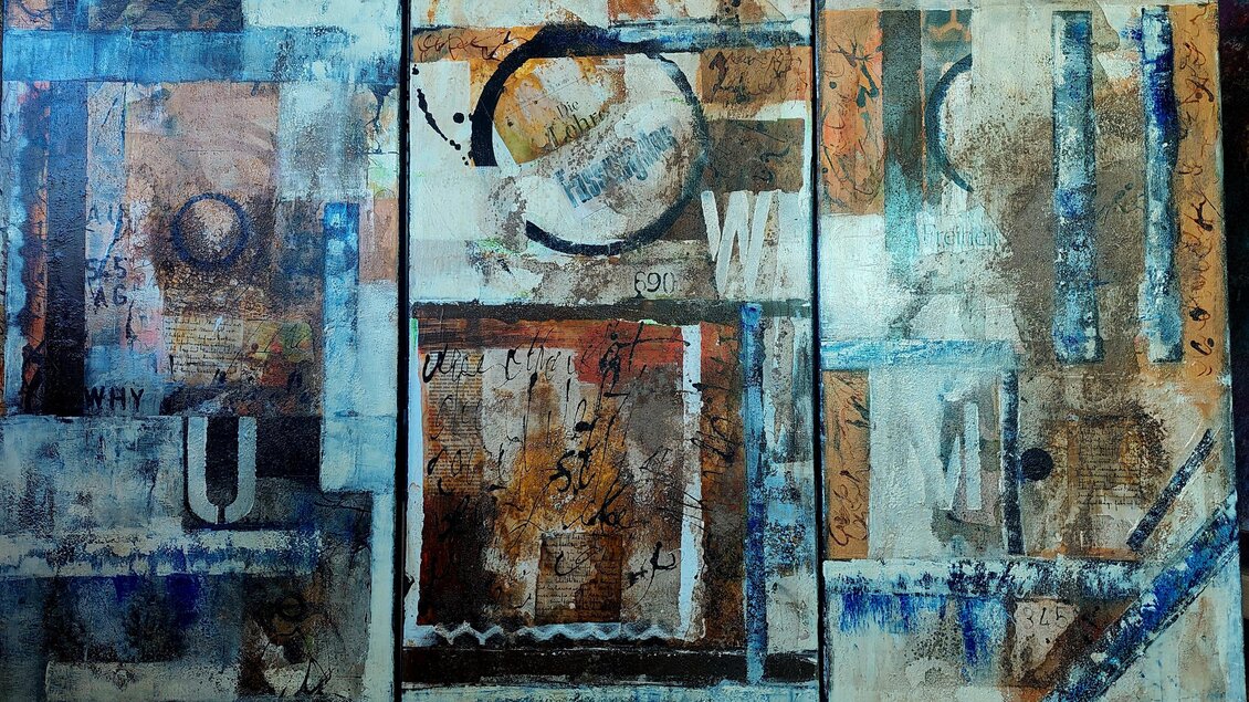 Abstraktes Triptychon „Der Weg“ mit Blau-, Beige- und Brauntönen sowie grafischen Formen in der Ausstellung Heimat(en) in Eggersdorf. | © Regina Peier