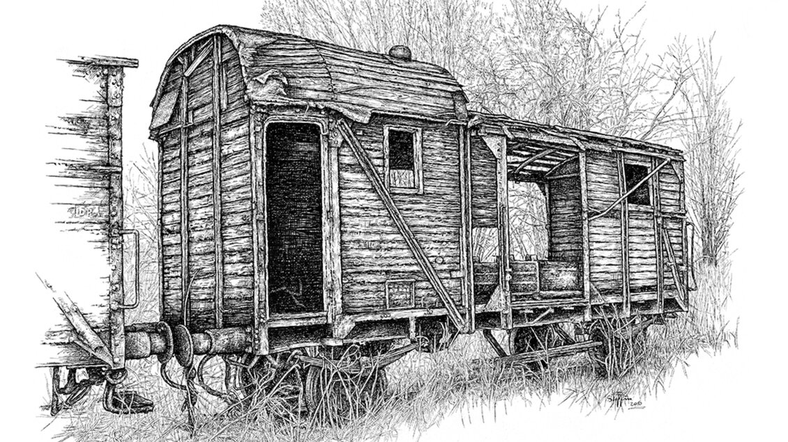 Detailreiche Federzeichnung eines historischen Güterwaggons auf Schienen in der Ausstellung in Eggersdorf. | © Hans Steffin