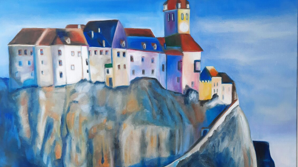 Gemälde der Riegersburg auf einem Felsen unter blauem Nachthimmel, aus der Ausstellung „Aufbruch Heimat(en)“ | © Anneliese Rath