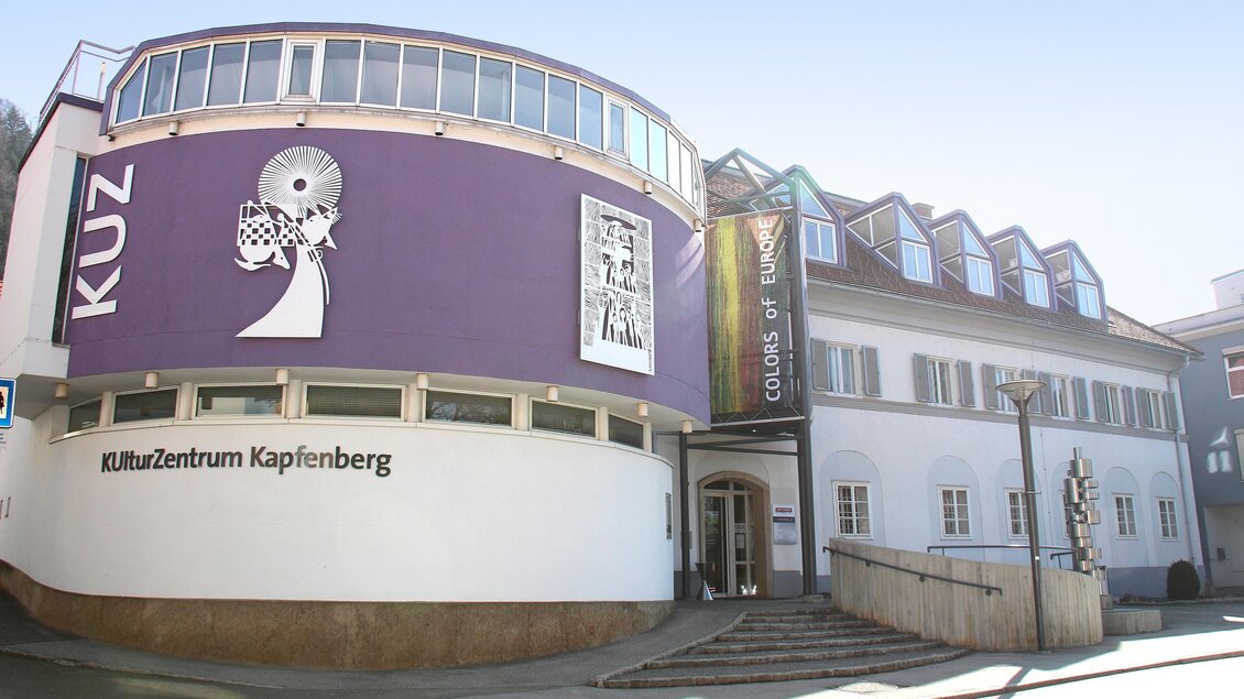 Das Bild zeigt das Kulturzentrum Kapfenberg mit einer auffälligen lila Fassade. Im Vordergrund ist die Eingangsbereich und das Logo "KUZ" sichtbar. | © Stadtgemeinde Kapfenberg