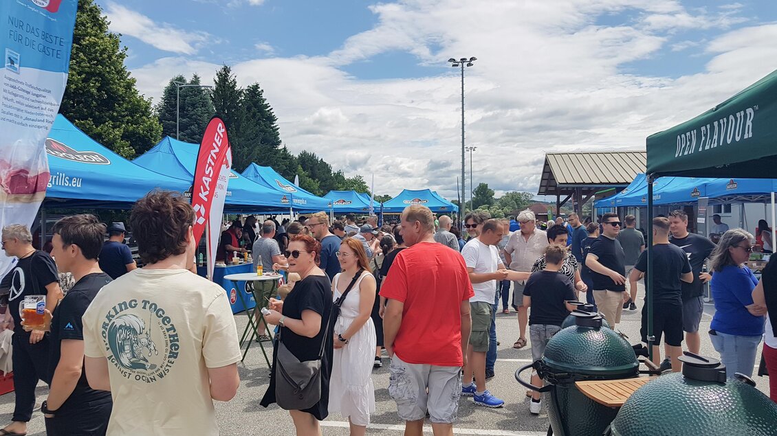 Ein belebter Markt mit vielen Ständen und Menschen. Überall sind blaue Zelte und der Himmel ist teilweise bewölkt. | © Bernhard Steinhauer