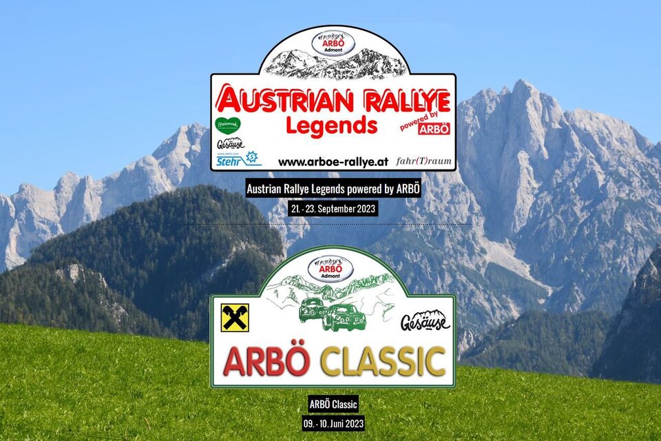 Zwei Werbeschilder für Automobilveranstaltungen vor einer beeindruckenden Berglandschaft. Die Schilder bewerben die "Austrian Rallye Legends" und die "ARBÖ Classic".