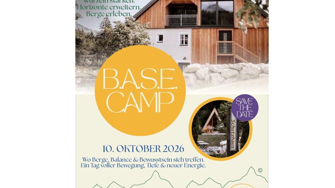 Ein einladendes Plakat für das Base Camp im Schutzhaus am hohen Camper, einem modernisiertes Haus mit viel Holz in den Bergen des Ausseerlandes. Das Bild deutet darauf hin, dass sich die Veranstaltung um Bewegung und Energie am 10. Oktober 2026 dreht. | © Stefanie Pressl