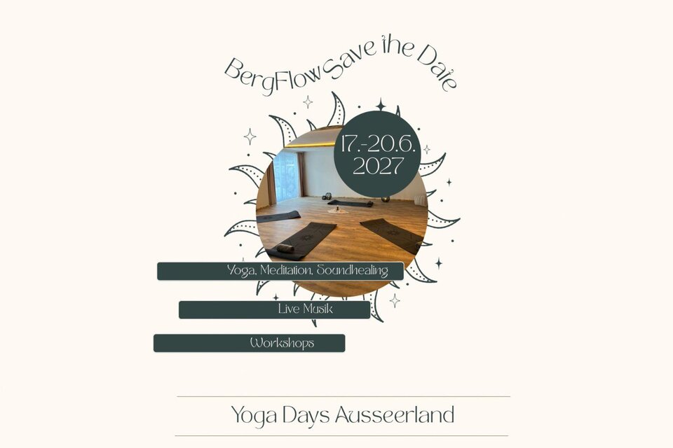 Das Plakat mit beigen Hintergrund beschreibt die Yoga Days Ausseerland von 17.-20.06.2027. In der Mitte befindet sich ein runder Bildausschnitt vom Yogaraum des Schutzhauses am hohen Campern. Blaue, gemalte Aktente runden den Flyer ab.  | © das Schutzhaus am hohen Campen, Bad Aussee