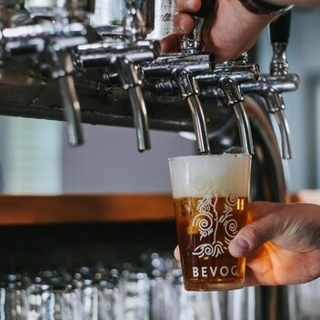 Bevog Bier gezapft | Rene Strgar | © Brauhaus Bevog