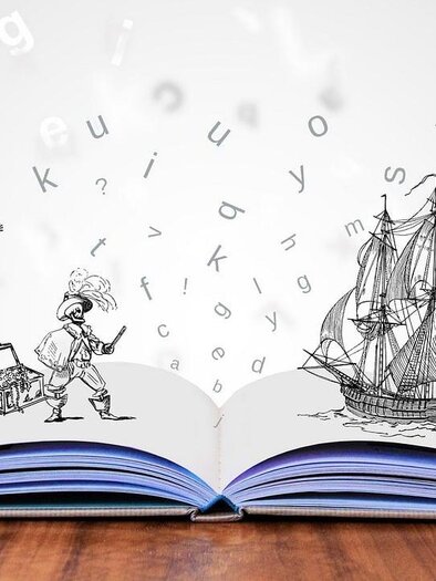 Ein aufgeschlagenes Buch mit einem Piraten und einem Schiff auf der linken Seite. Über dem Buch schweben Buchstaben in verschiedenen Richtungen. | © Pixabay