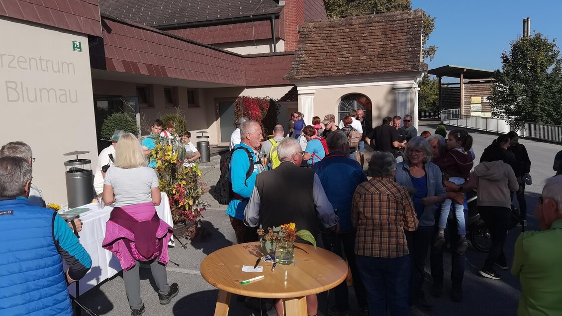 Eine lebhafte Veranstaltung mit vielen Menschen vor einem Gebäude. Es gibt Tische und eine festliche Atmosphäre im Freien. | © Kurkommission Bad Blumau