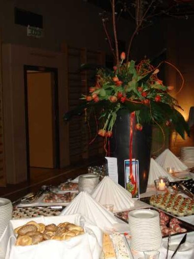 An elegant buffet with various foods and drinks. Fresh flowers and numerous plates for the guests are at the forefront. | © Kurkommission Bad Blumau