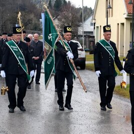 Eine Gruppe von Männern in Uniform führt eine Prozession durch die Straße. Sie tragen Fahnen und traditionellen Schmuck. | © Otto Schinnerl