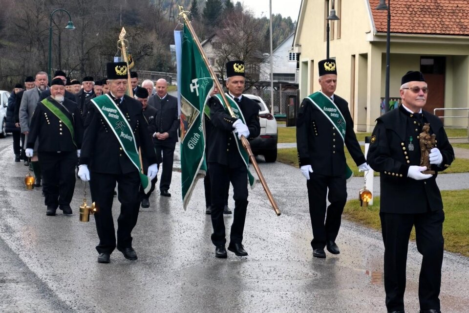 Eine Gruppe von Männern in Uniform führt eine Prozession durch die Straße. Sie tragen Fahnen und traditionellen Schmuck. | © Otto Schinnerl