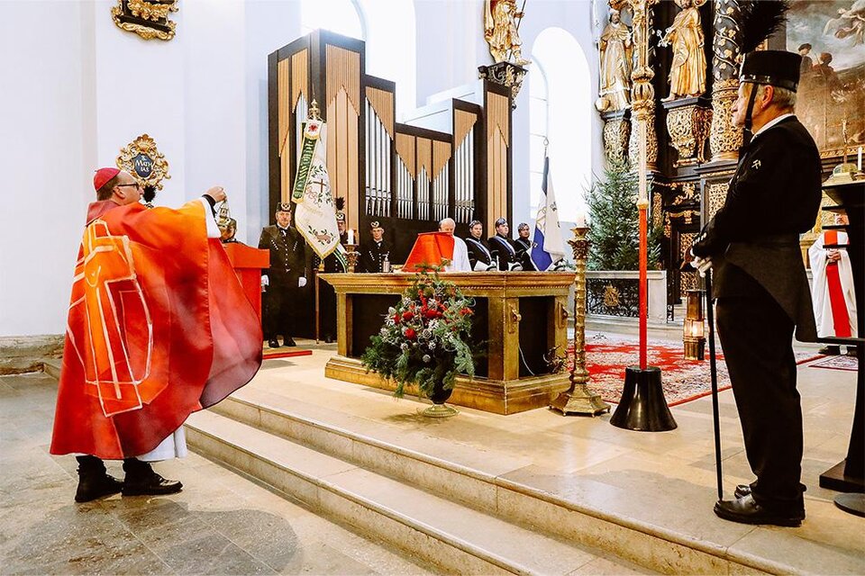 Eine feierliche Zeremonie in einer Kirche mit einem Kardinal, der am Altar steht. Im Hintergrund sind Kirchenorgeln und dekorative Elemente zu sehen. | © Foto Freisinger