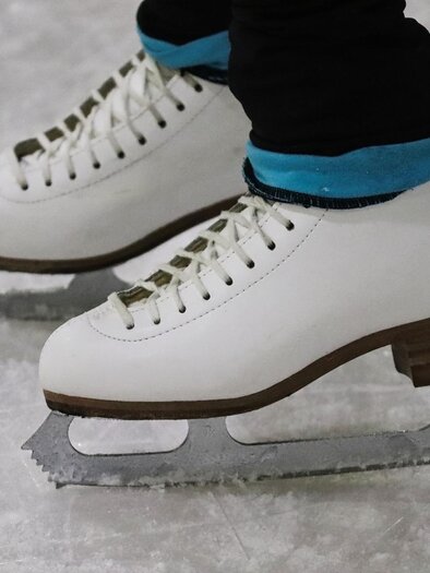 Ice stock with a white skate on an ice surface. The shoe has a blue sock and is of good quality. | ©  Pixabay