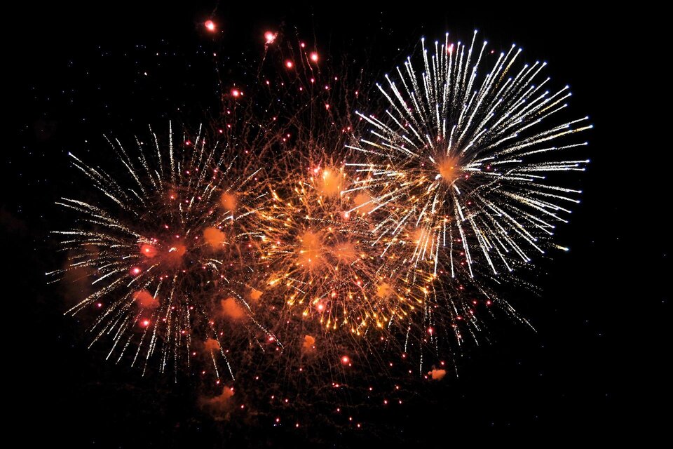 Bunte Feuerwerke leuchten am Nachthimmel. Funken und Farben erzeugen eine festliche Atmosphäre. | © Pixabay