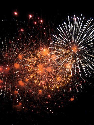 Bunte Feuerwerke leuchten am Nachthimmel. Funken und Farben erzeugen eine festliche Atmosphäre. | © Pixabay