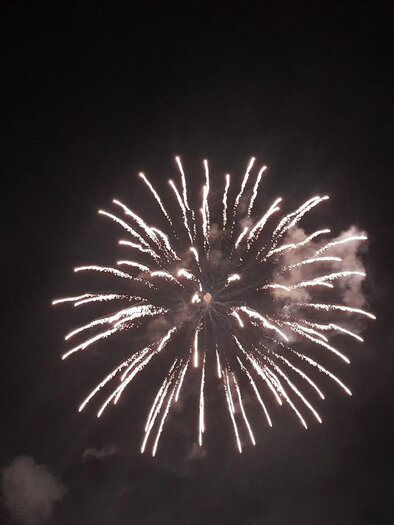 Ein Feuerwerk erleuchtet den Nachthimmel mit funkelnden Lichtern. Strahlen aus Licht breiten sich in alle Richtungen aus. | © TV Murau