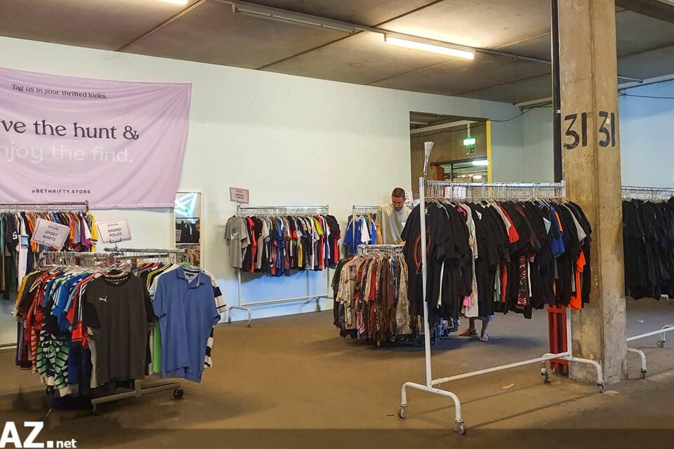 Kleiderständer mit Vintage- und Second-Hand-Mode beim BeThrifty Kilo Sale in Graz. | © Graz.net