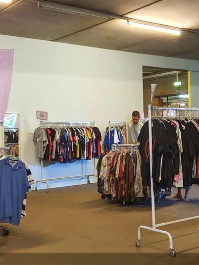 Kleiderständer mit Vintage- und Second-Hand-Mode beim BeThrifty Kilo Sale in Graz. | © Graz.net
