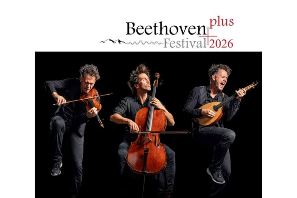 Drei Musiker in dynamischen Posen spielen verschiedene Instrumente. Das Bild bewirbt das Beethoven plus Festival 2026. | © Beethoven Plus Festival