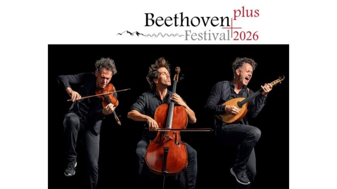Drei Musiker in dynamischen Posen spielen verschiedene Instrumente. Das Bild bewirbt das Beethoven plus Festival 2026. | © Beethoven Plus Festival