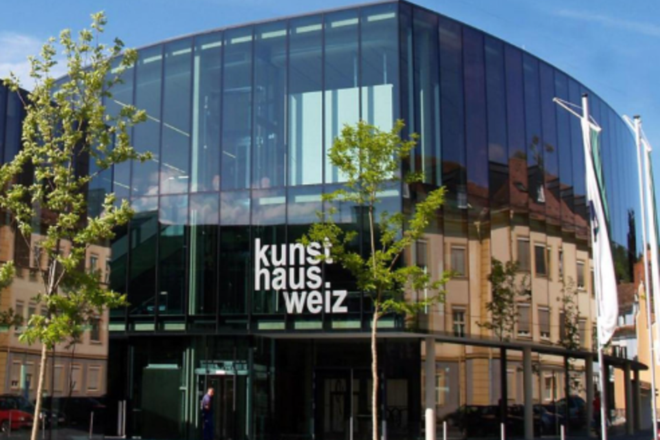 Ein modernes Gebäude mit Glasfassade, das Kunsthaus Weiz genannt wird. Es spiegelt die umliegende Architektur und Natur wider. | © Oststeiermark Tourismus