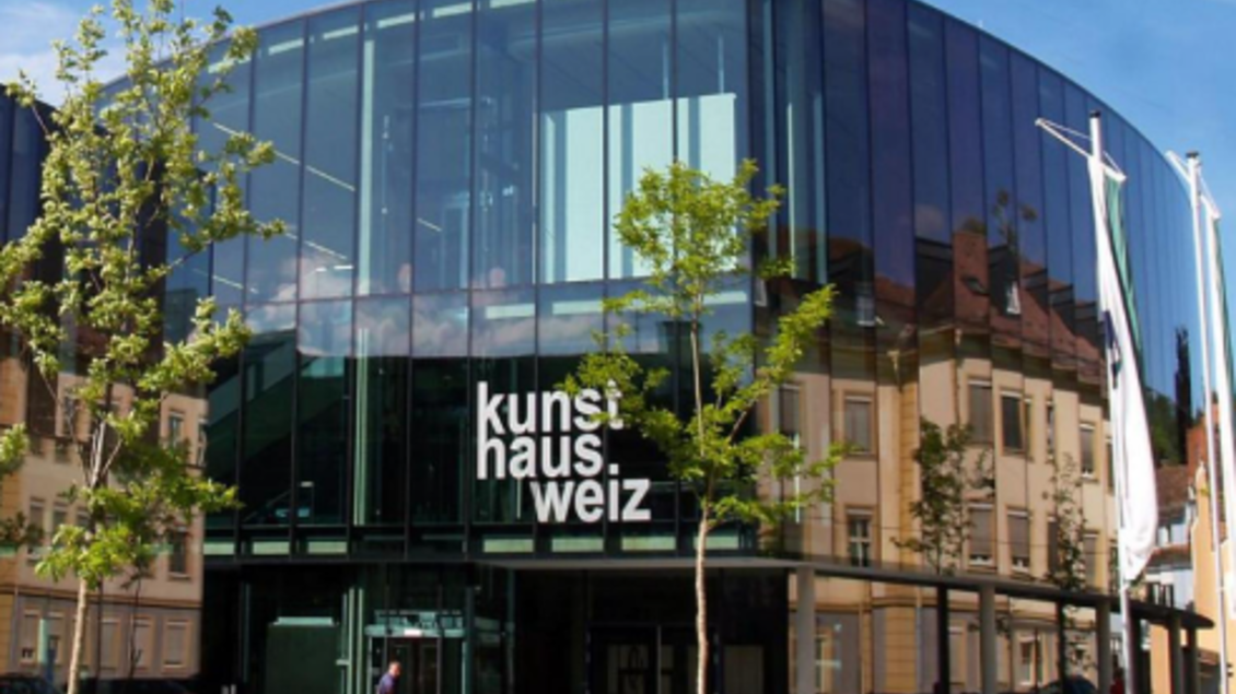 Ein modernes Gebäude mit Glasfassade, das Kunsthaus Weiz genannt wird. Es spiegelt die umliegende Architektur und Natur wider. | © Oststeiermark Tourismus