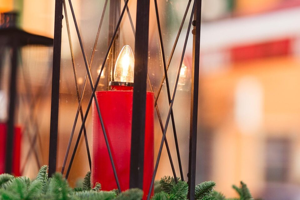 Schwarze Laterne mit roter LED-Kerze und Tannenzweigen als Dekoration beim Bergadvent. | © Region Graz-Mias Photoart