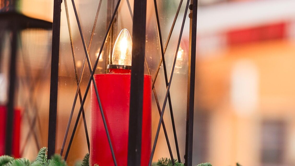 Schwarze Laterne mit roter LED-Kerze und Tannenzweigen als Dekoration beim Bergadvent. | © Region Graz-Mias Photoart