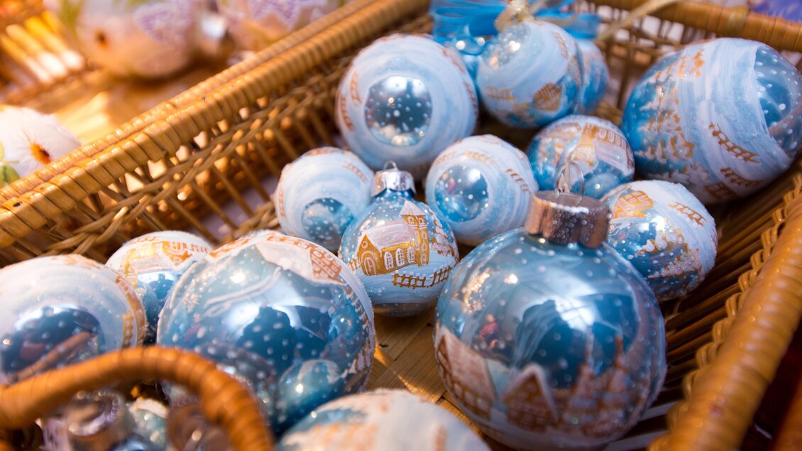 Blau-weiße Christbaumkugeln mit winterlichen Motiven liegen in geflochtenen Körben beim Bergadvent. | © Region Graz-Harry Schiffer