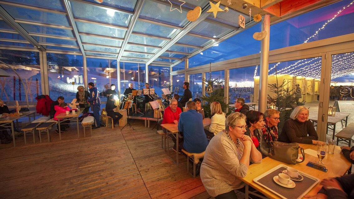Ein belebtes Restaurant mit gemütlicher Atmosphäre und vielen Gästen. Die Beleuchtung schafft eine einladende Stimmung für einen geselligen Abend. | © Gsell