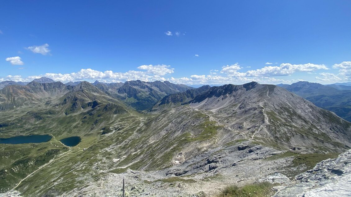 Panoramablick von der Lugauer Kalkspitze über die Schladminger Tauern. | © Sabine-Artmayr