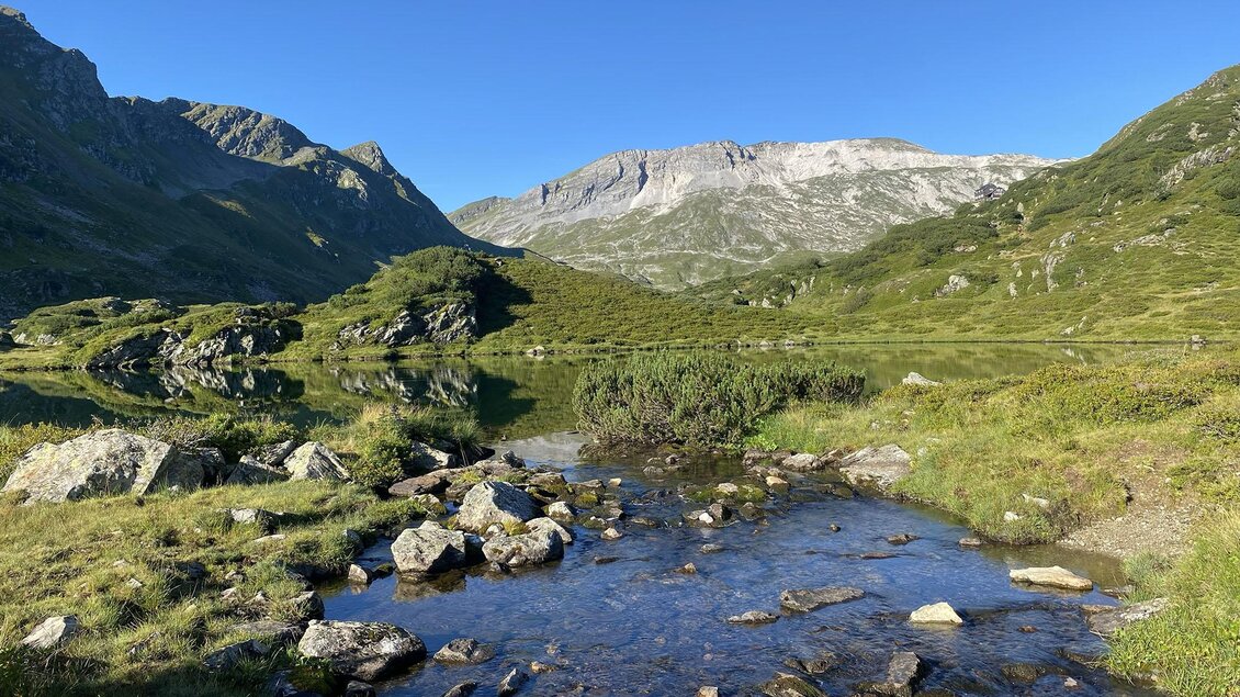 Klarer Bergsee mit Blick zur Lugauer Kalkspitze. | © Sabine-Artmayr