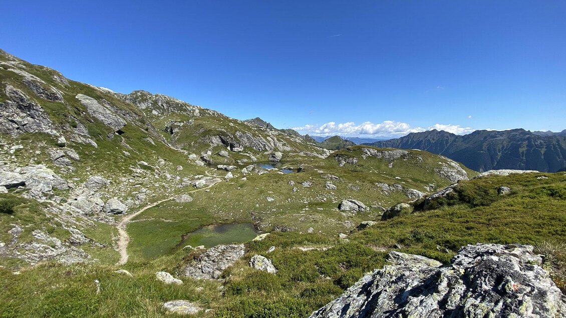 Wanderweg durch die alpine Landschaft der Schladminger Tauern. | © Sabine-Artmayr