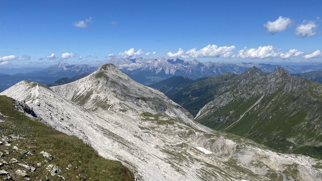 Aussicht von der Lugauer Kalkspitze bis zum Dachsteinmassiv. | © Sabine-Artmayr