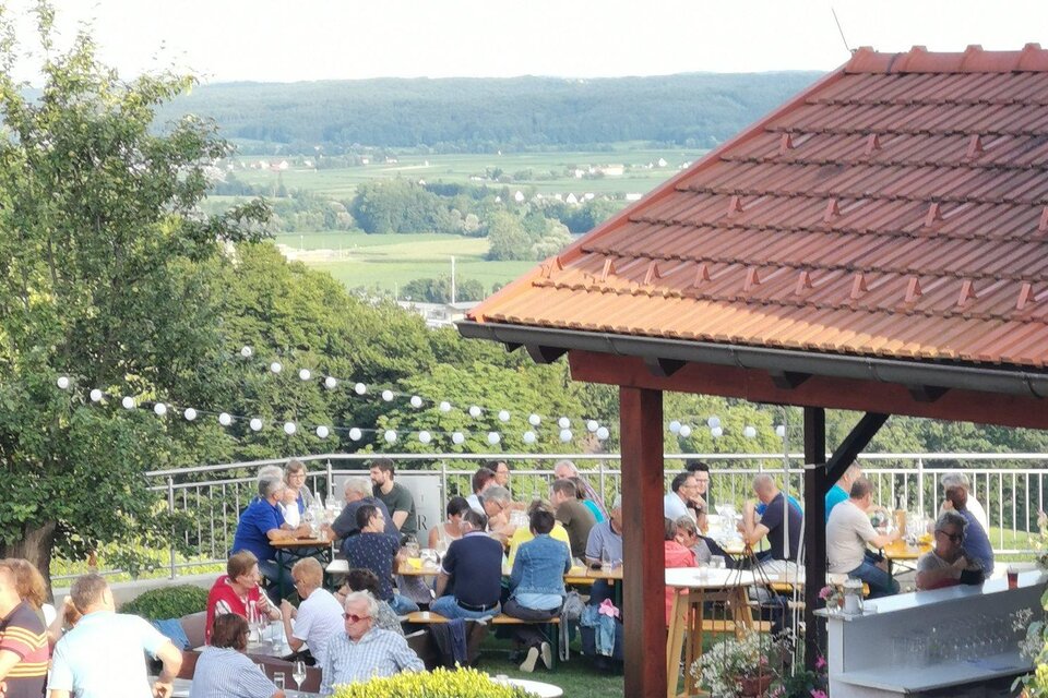 <p>Wenn sich der Blick über die sanften Hügel des Thermen- & Vulkanlandes öffnet und die Abendsonne die Landschaft in warmes Licht taucht, beginnt ein Fest, das alle Sinne berührt – das Bergfest beim Weingut Kapper in Fehring.<br/><br/>Zwischen Reben, guter Gesellschaft und einem Glas Wein in der Hand entsteht diese besondere Leichtigkeit. Gespräche fließen, Lachen klingt über die Terrasse, und die Seele darf einfach ankommen. Ein Ort, an dem Genuss und Lebensfreude ganz selbstverständlich zusammenfinden.<br/><br/>Ein Moment hoch über dem Alltag – stimmungsvoll, genussvoll und einfach zu schön, um nicht da zu sein.</p> | © Weingut Kapper