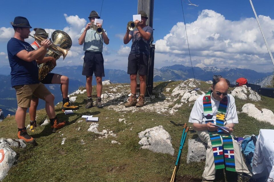 <p>Zur Bergmesse auf dem Zinken spielt eiine Gruppe von Musikern mit Blasinstrumenten direkt neben dem Gipfelkreuz.</p></p> | © Gabi Gamsjäger